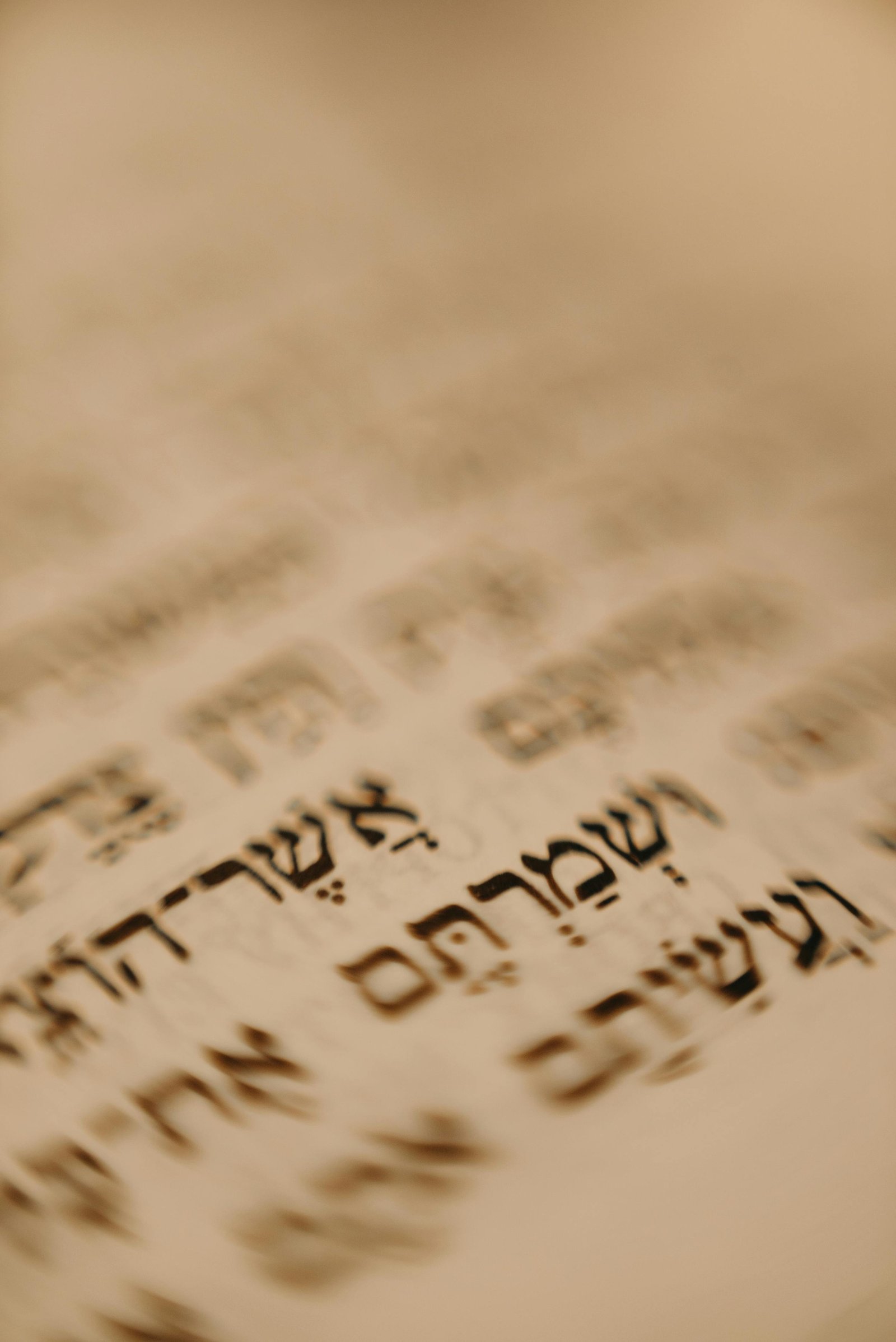 תמונת מאקרו של כתבים עבריים.