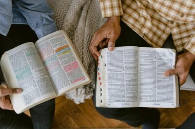 שני אנשים יושבים יחד וקוראים בתנ"ך