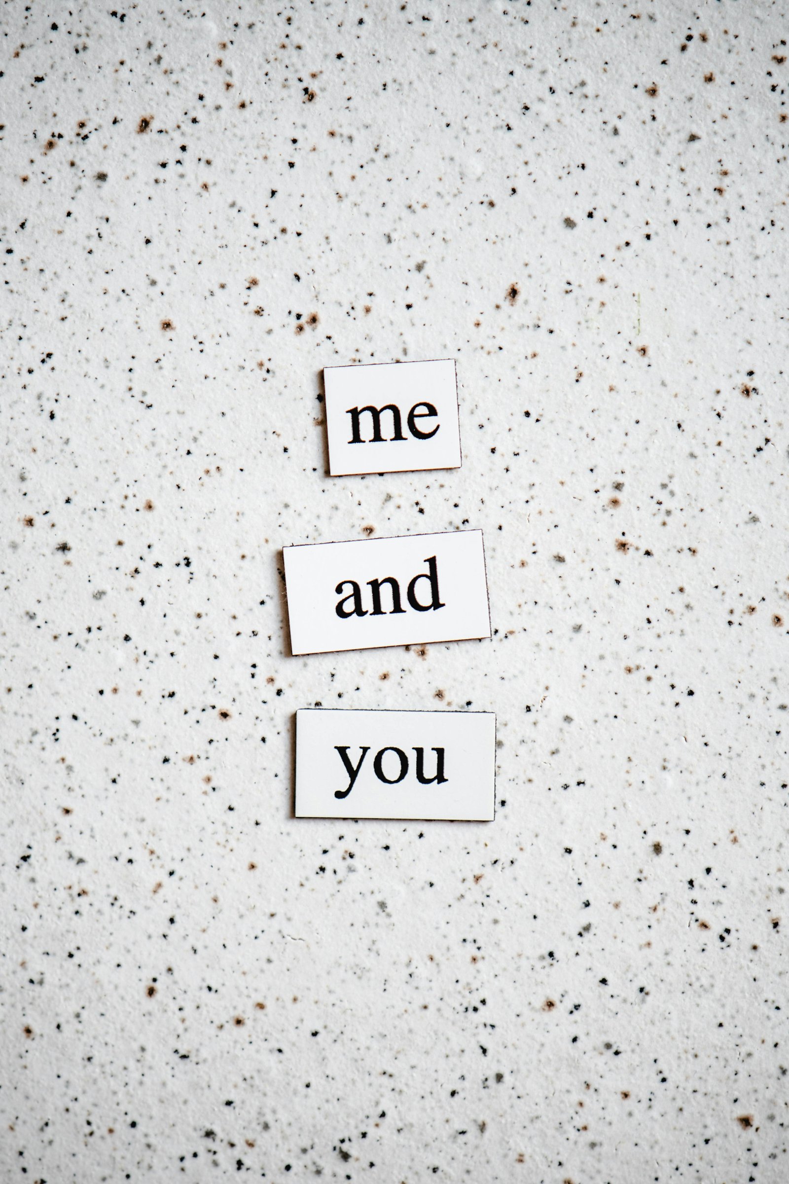 אריחי אותיות על שולחן שעליהם נכתב: "אתה ואני"