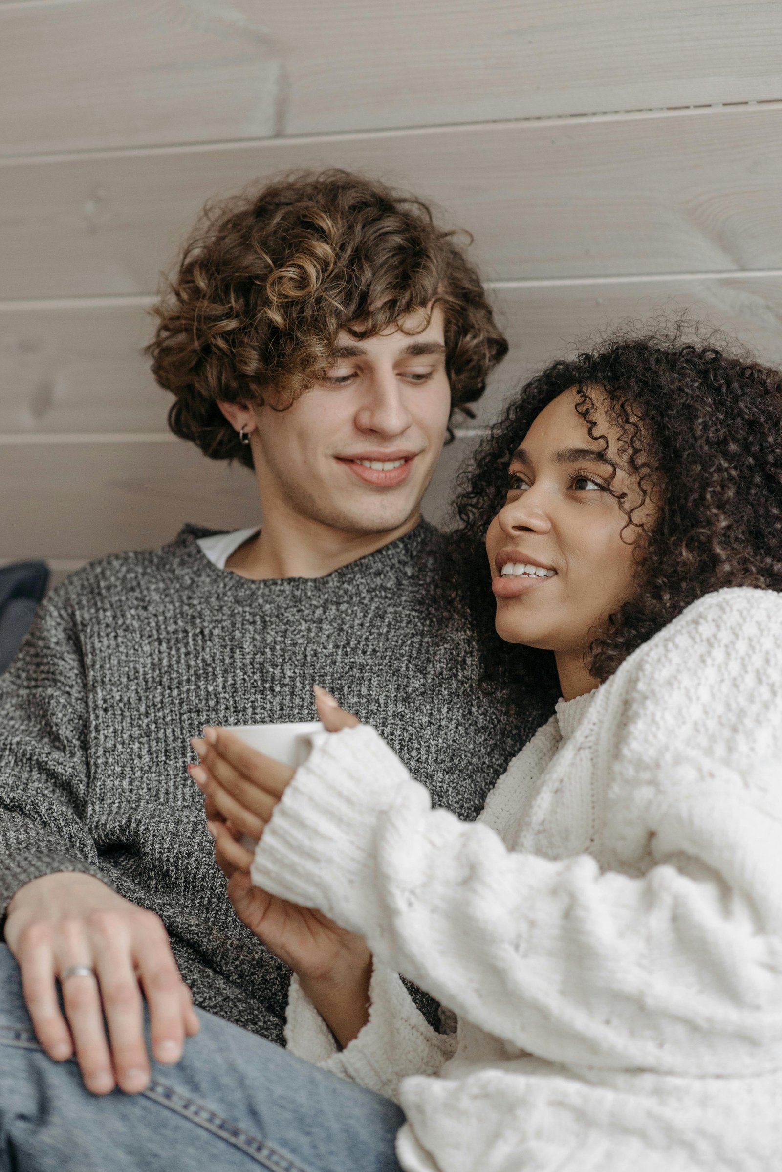 זוג צעיר יושב זה לצד זה ודנים בנושא חשוב.