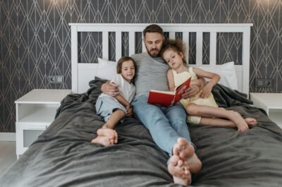 אב קורא לילדיו