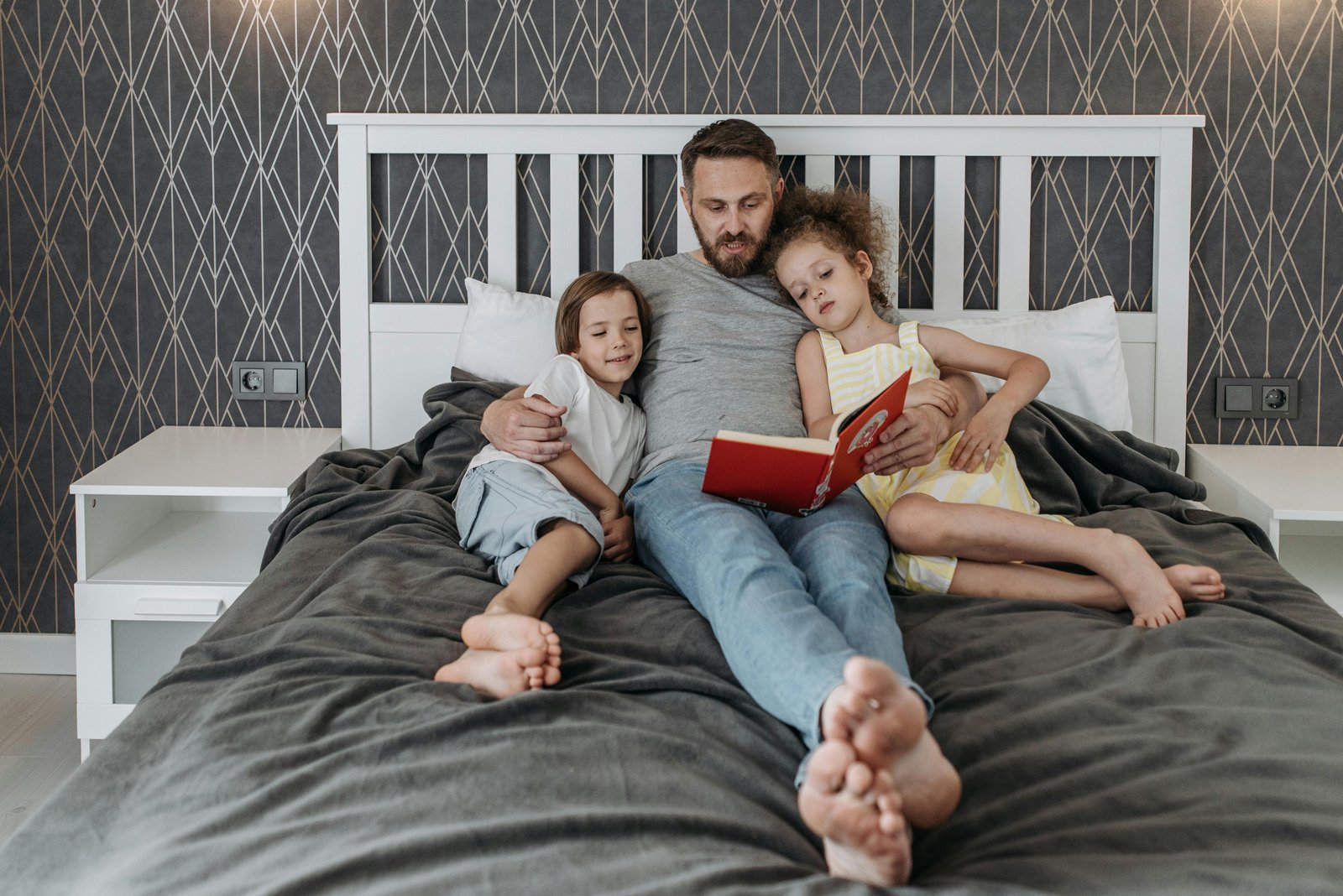 אב קורא לילדיו