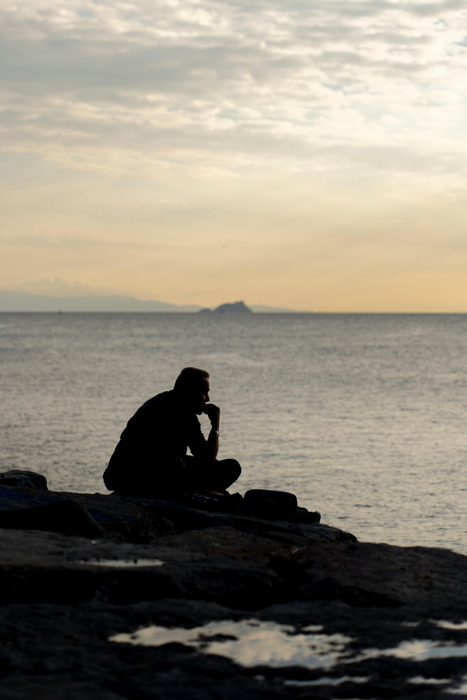 צללית של אדם בוהה באוקיינוס